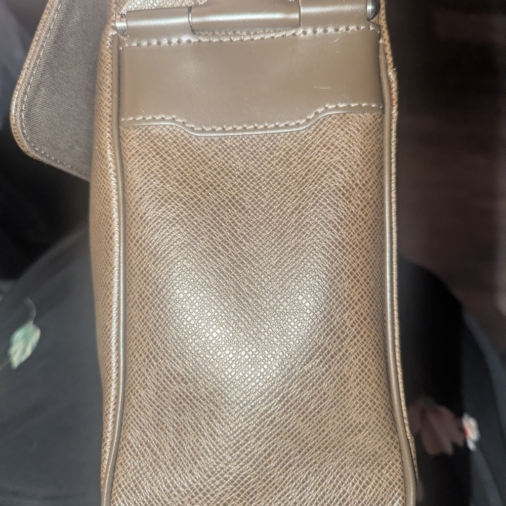 Authentic Yaranga Camera bag Louis Vuitton..Unisex - Picture 4 of 16